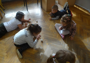 Przedszkolaki podczas zabawy z piłeczkami